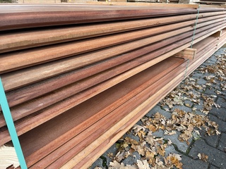 Ca. 86x Massaranduba damwand-/ paardenboxprofiel, 28x140mm, lengte 39/
